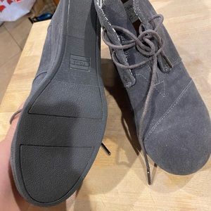 Toms Woman’s Wedge bootie. Gray. Like new. Lace up.